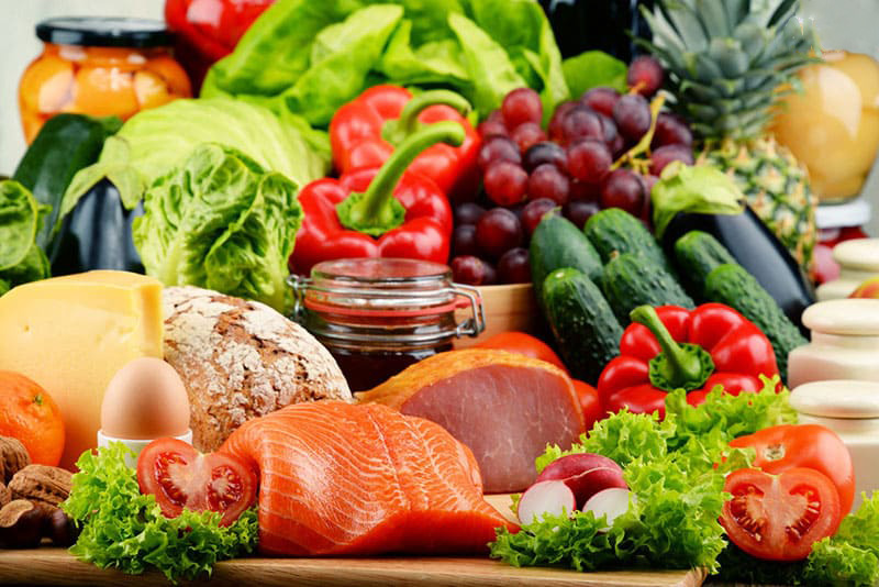 Nam giới cần ăn uống đầy đủ các nhóm chất dinh dưỡng để giúp tăng chất lượng tinh trùng
