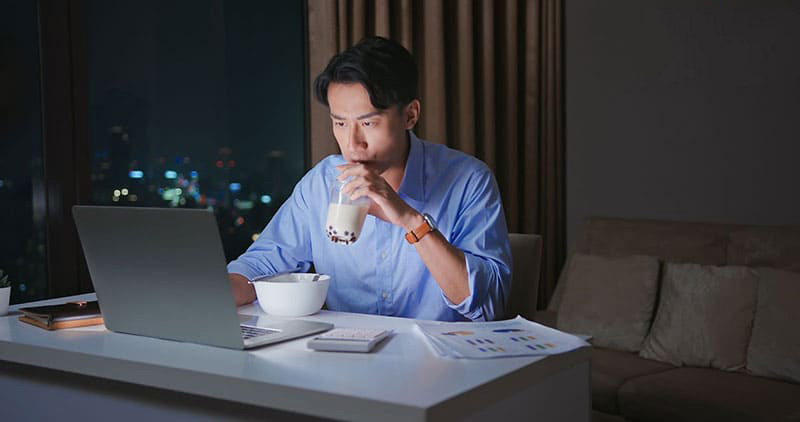 Thường xuyên thức khuya, ăn uống không lành mạnh cũng ảnh hưởng đến chất lượng tinh trùng
