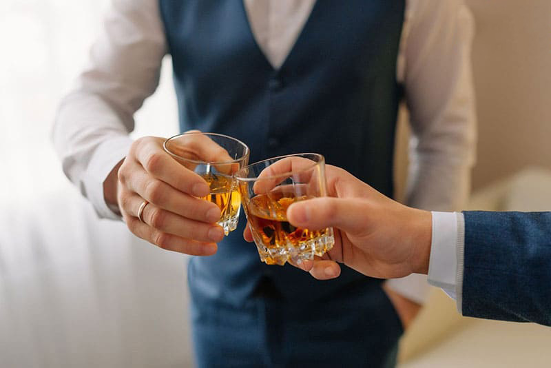 Nam giới uống nhiều rượu bia cũng là nguyên nhân khiến chất lượng tinh trùng suy giảm