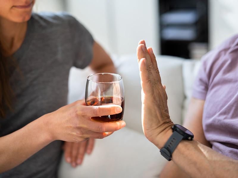Hạn chế rượu bia là cách giúp nam giới duy trì sức khỏe sinh lý tốt