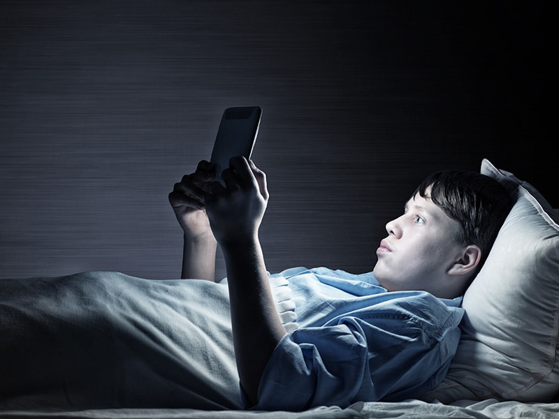 thức khuya ảnh hưởng xấu đến sức khỏe sinh sản của nam giới