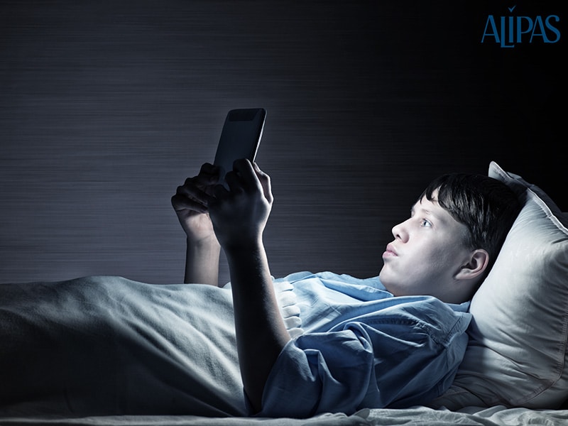 thức khuya gây rối loạn cương dương ở người trẻ