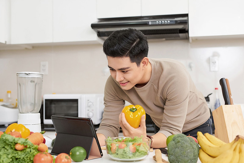 chế độ ăn uống cân đối, đủ chất giúp cải thiện sức khỏe tổng thể, nâng cao chất lượng tinh trùng cho nam giới