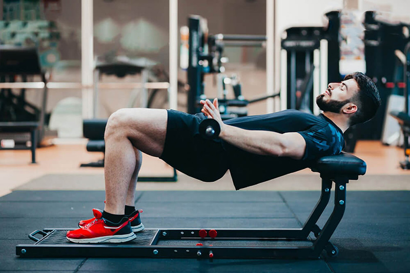 nên khởi động thật kỹ trước khi luyện tập hip thrust để hạn chế gây chấn thương cơ lưng.