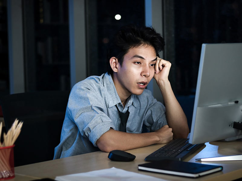 thức khuya và stress có thể dẫn đến rối loạn cương dương ở tuổi dậy thì