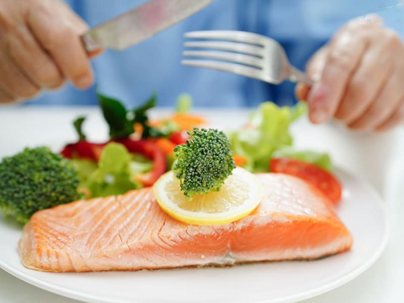 Cá hồi là thực phẩm mang lợi nhiều lợi ích cho sức khỏe tổng thể và cả sinh lý nam