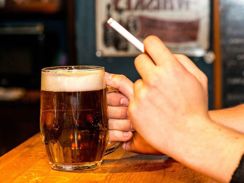 chất kích thích, rượu bia là những yếu tố ảnh hưởng tiêu cực đến sinh lý nam