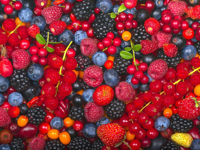 các loại quả mọng như dâu tây, mâm xôi, việt quất giàu vitamin c hỗ trợ tăng cường sinh lý nam hiệu quả