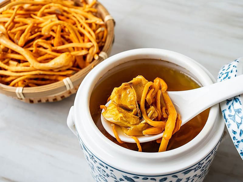 canh đông trùng hạ thảo kết hợp cùng các thảo dược quý giúp bồi bổ sức khỏe đặc biệt là sinh lý nam