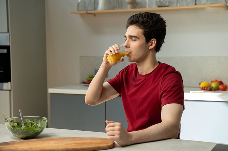 nam giới chỉ nên uống nước ép vừa đủ, không nên quá lạm dụng