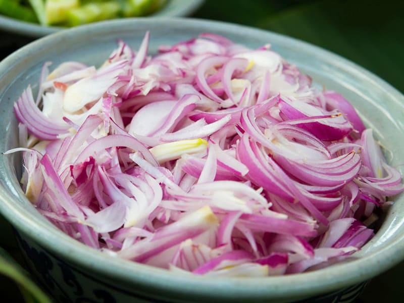 bạn có thể dùng món củ hành ngâm chua cuốn lá lốt như một món rau ăn kèm trong bữa chính