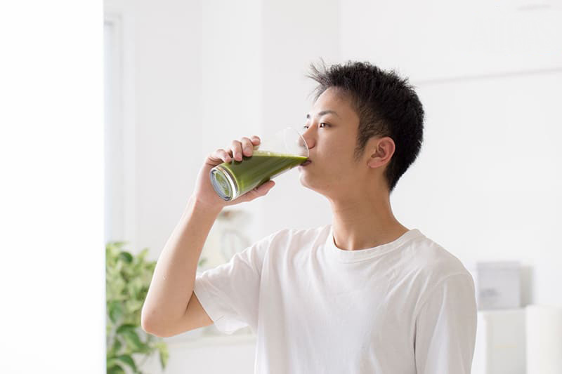 uống nước ép lá hẹ hỗ trợ cải thiện sinh lý nam