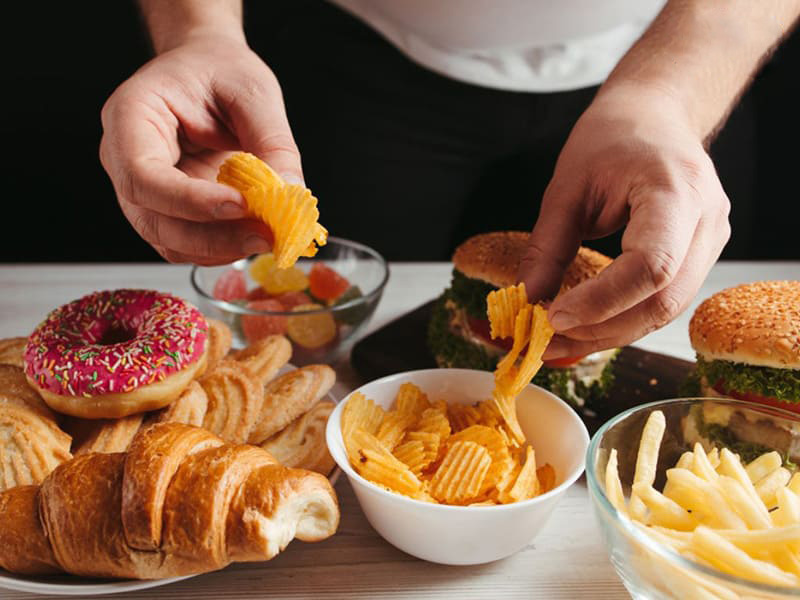 nên hạn chế đồ ăn nhanh, thực phẩm chế biến sẵn, đường tinh luyện và chất béo bão hòa, vì chúng có thể gây béo phì và suy giảm sinh lý