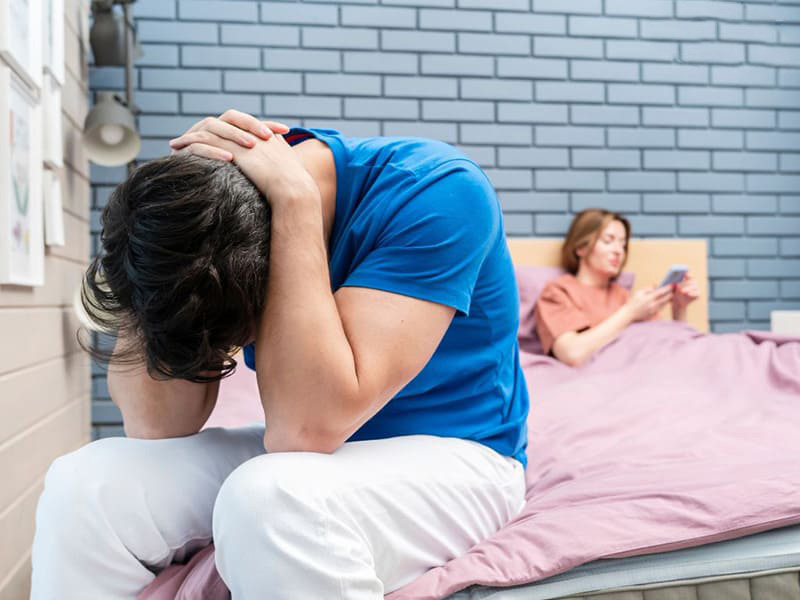 trạng thái tâm lý không ổn định có thể khiến tình trạng rối loạn cương dương trở nên nghiêm trọng hơn, tạo thành một vòng luẩn quẩn khó phá vỡ