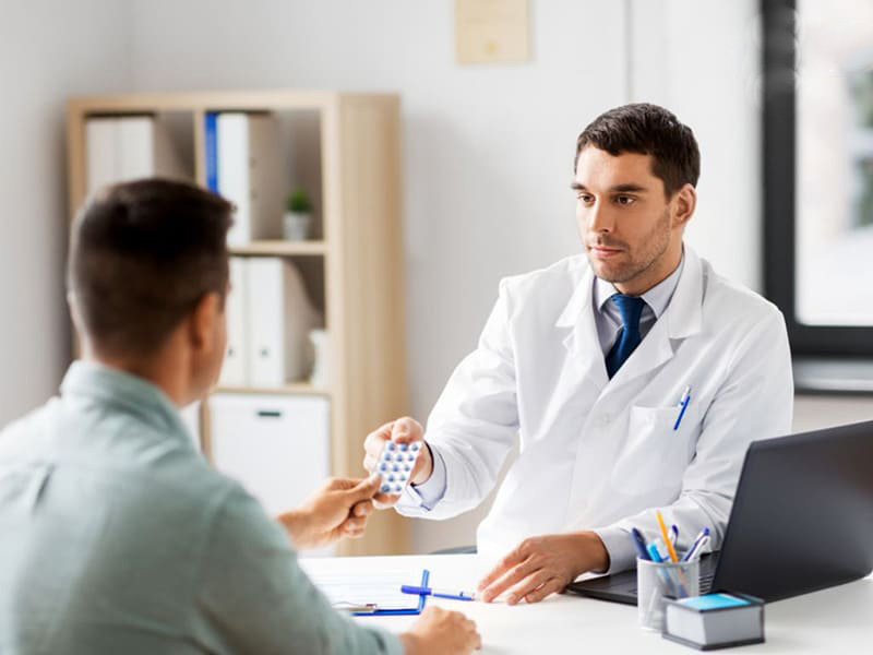 nếu nghi ngờ thuốc đang dùng gây ảnh hưởng đến sinh lý, nam giới nên tham khảo ý kiến bác sĩ để điều chỉnh phù hợp