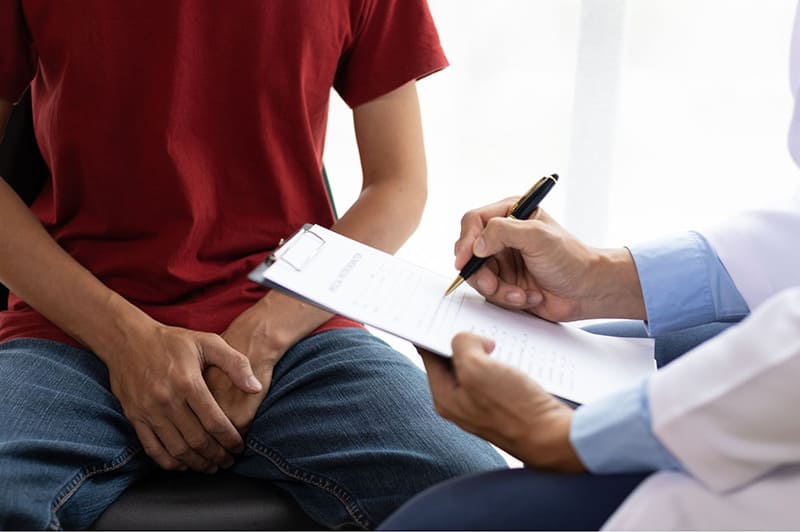 bác sĩ sẽ kiểm tra để đảm bảo đủ điều kiện cấy chỉ