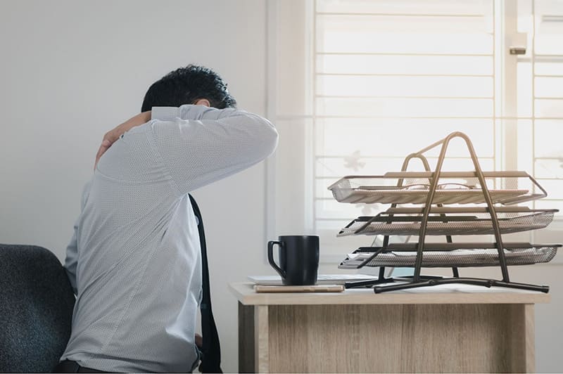 thường xuyên hít đất giúp giảm đau nhức ở cổ vai gáy