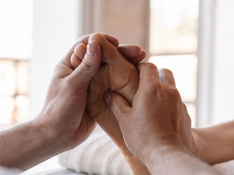 huyệt dũng tuyền nằm ở lõm gan bàn chân