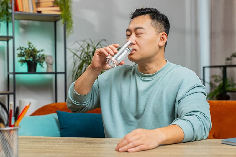 uống đủ nước hỗ trợ quá trình phục hồi