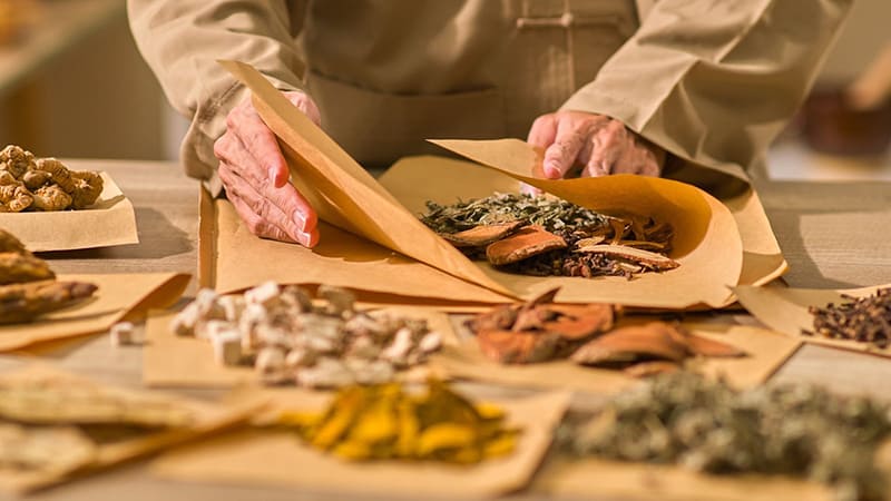 khi áp dụng các bài thuốc đông y nên theo chỉ định bác sĩ